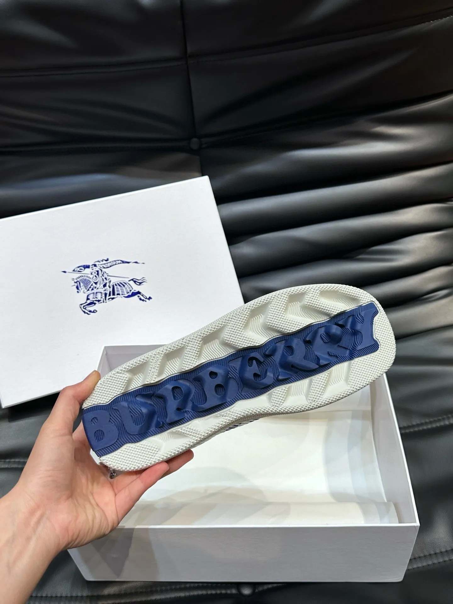 Factory price: 458💰Burberry Box series👫 Thick-soled casual sports shoes for couples, cool sneakers and bread shoes, purchased and developed from the original version, the top version of Box series sports shoes, made of original plaid/knitted fabric, embellished with EKD embossing. Made of mesh lining, the laces are decorated with metal coils, the rubber sole is decorated with the Burberry letter logo, and the original molded 3.5CM two-color T men's shoe 💰U outsole! Code number: 35-45 (35-45 customized)